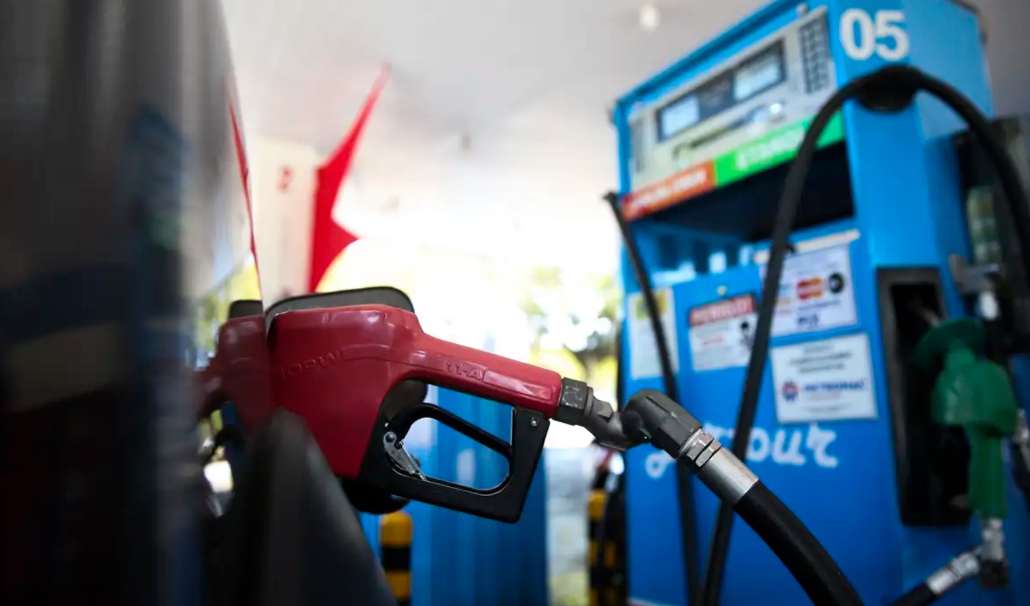 Posso misturar etanol e gasolina no tanque do carro flex?