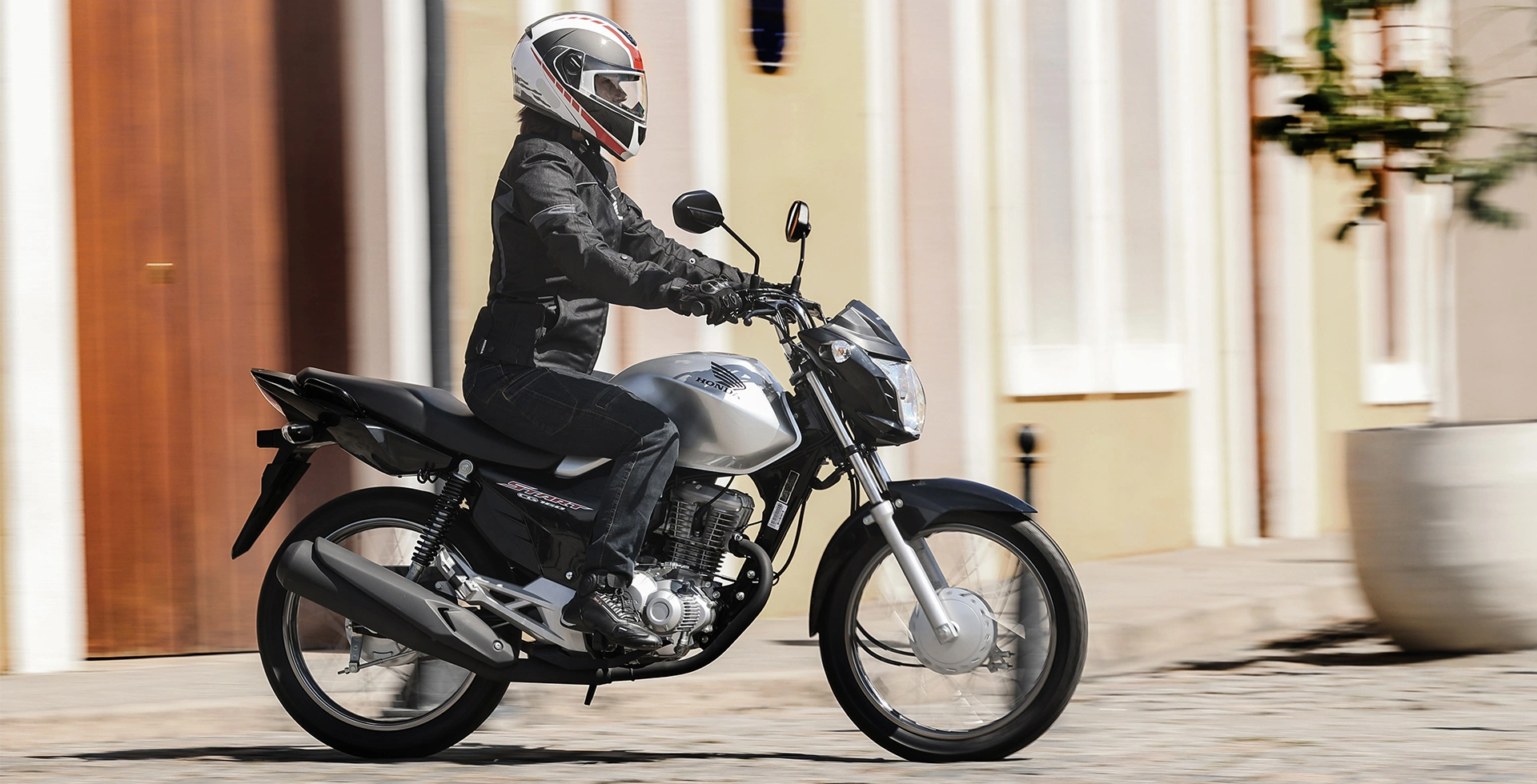 Até que idade a criança pode andar na garupa da moto ou no banco da frente do veículo?